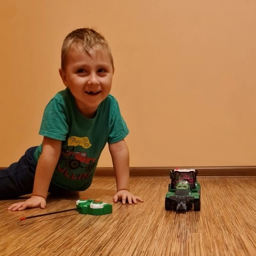 Zdalnie sterowany traktor Kruzzel z przyczepą