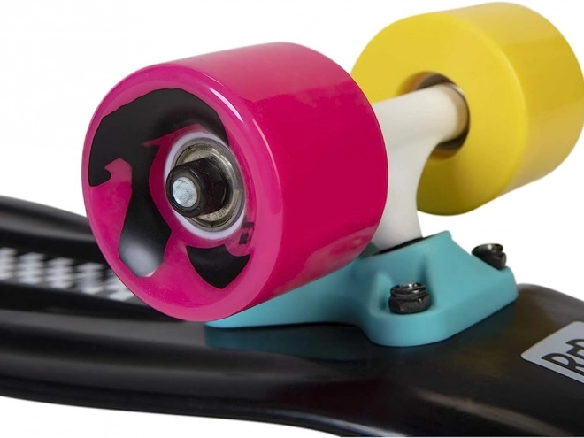 Kolorowy retro pennyboard z wzorem szachownicy
