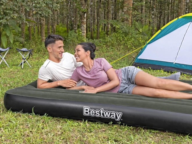 Dwuosobowy materac dmuchany Queen z wbudowaną pompką Bestway