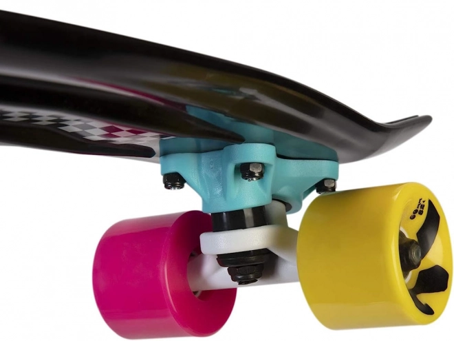 Kolorowy retro pennyboard z wzorem szachownicy