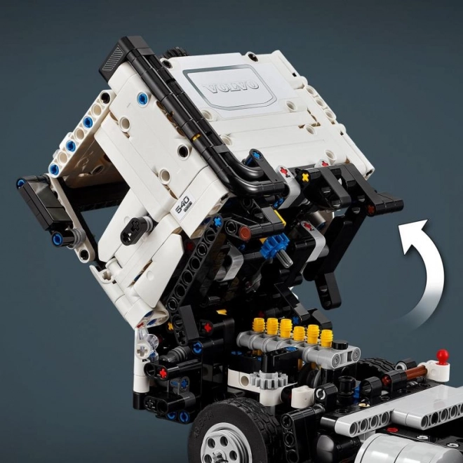 Ciężarówka Volvo FMX i koparka elektryczna Volvo EC230