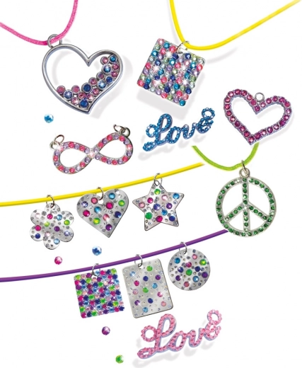 Błyszczące zawieszki i kolorowe dodatki