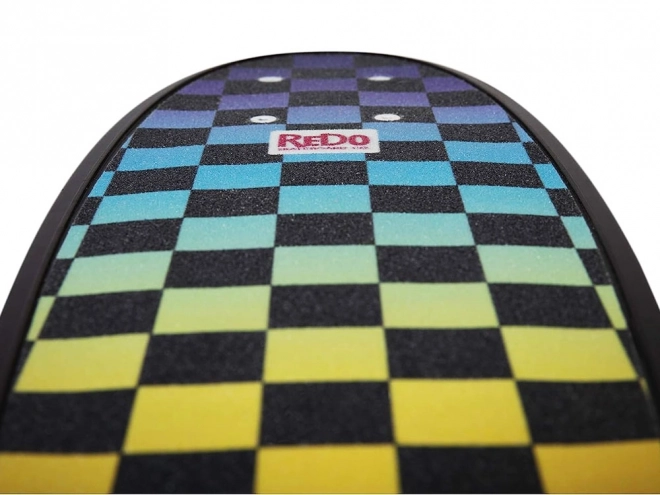 Kolorowy retro pennyboard z wzorem szachownicy