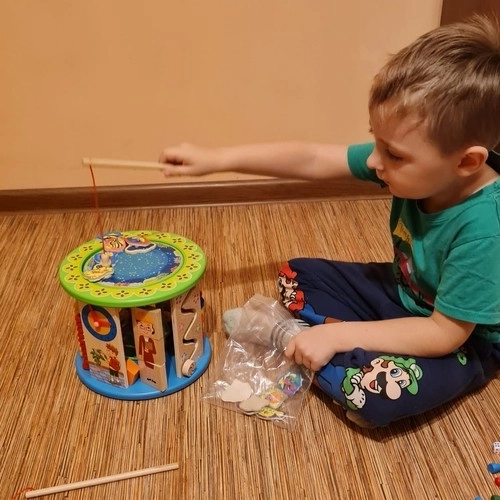 Drewniana kostka z grami dla dzieci