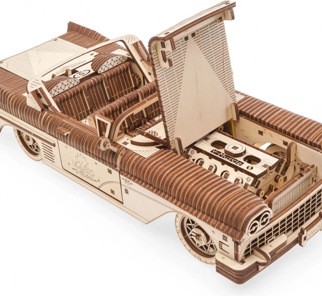 Detaliczny silnik V8 w ruchu