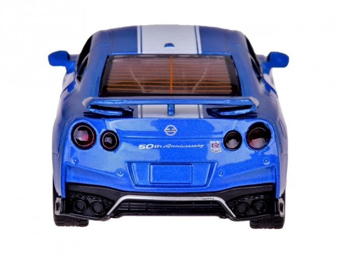 Auto Nissan GT-R z otwieranymi drzwiami