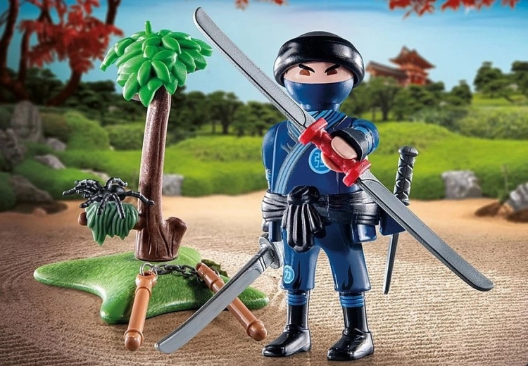 Dynamiczny ninja z realistycznym wyposażeniem