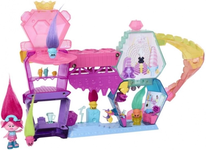 Dwupoziomowa przygoda ze sceną i zjeżdżalnią