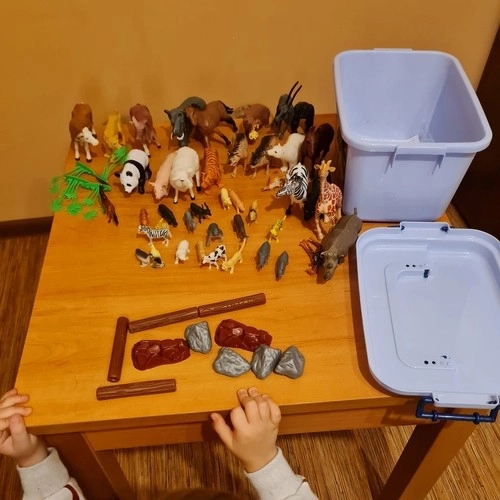 Figurki zwierząt z walizką