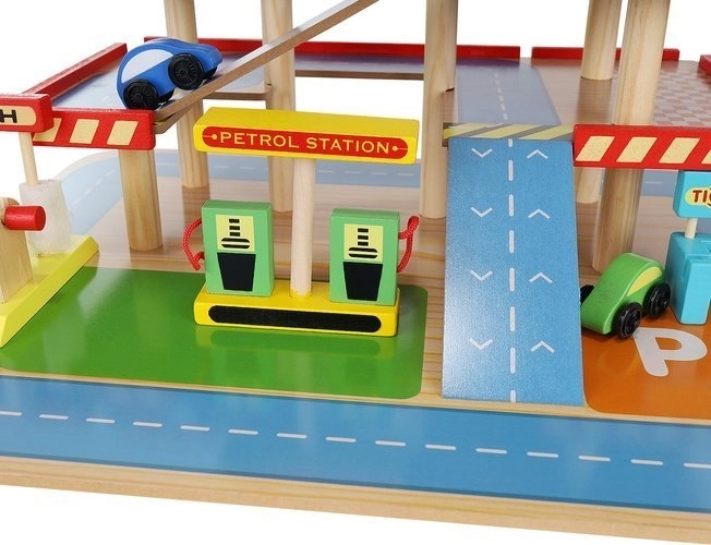 Drewniany parking-garaż
