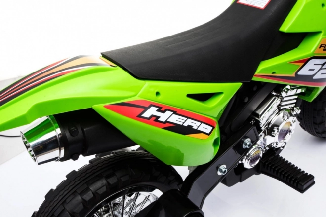 Dziecięcy elektryczny motocykl cross na akumulator – zielony, z kółkami pomocniczymi i światłami LED