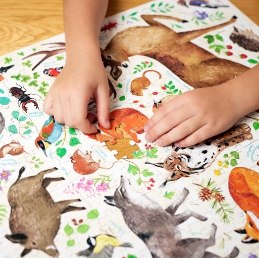 Duża, szczegółowa ilustracja pełna zwierząt