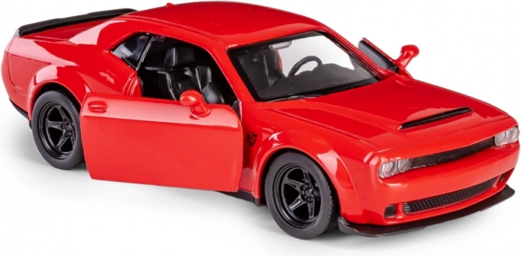 Otwierane drzwi i detaliczne wnętrze