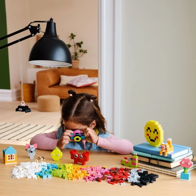 LEGO® Classic 11042 Kreatywna wesoła skrzynka