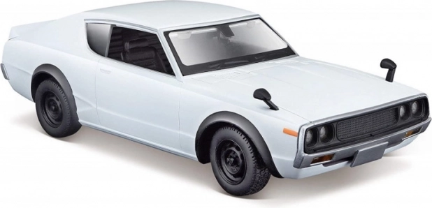 Model auta NISSAN Skyline 2000 GT‑R 1973 1:24 biały