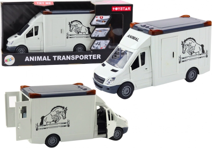 Biały transporter dla koni z otwieranymi drzwiami oraz efektami świetlnymi i dźwiękowymi