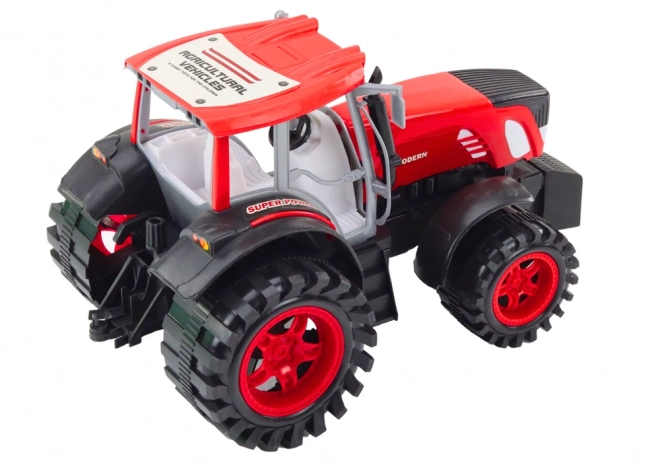 Duży traktor z przyczepą i belami siana