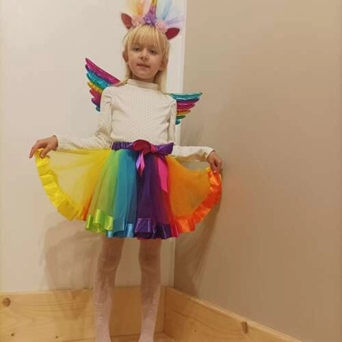 Kostium jednorożca z tęczową spódnicą i skrzydłami