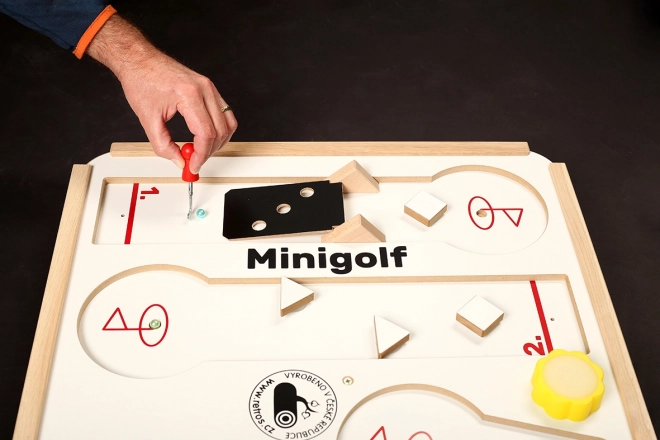 Stolowy drewniany minigolf