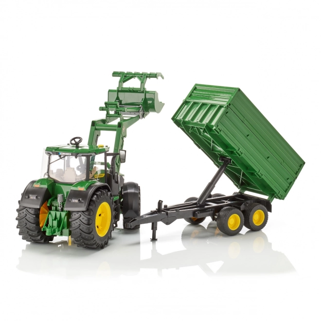Traktor John Deere 7R z ładowaczem czołowym i przyczepą