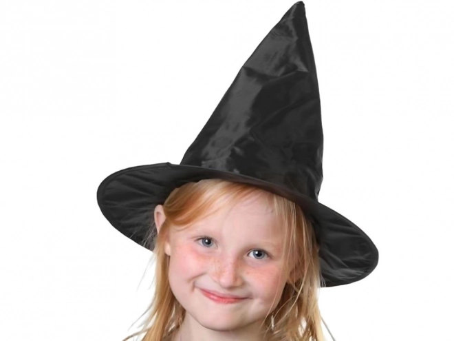 Czarny kapelusz czarownicy na Halloween