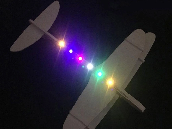 Samolot z polistyrenu z oświetleniem LED USB