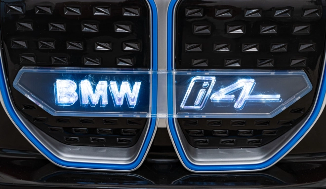 Samochód dziecięcy na baterię BMW i4 – Czerwony