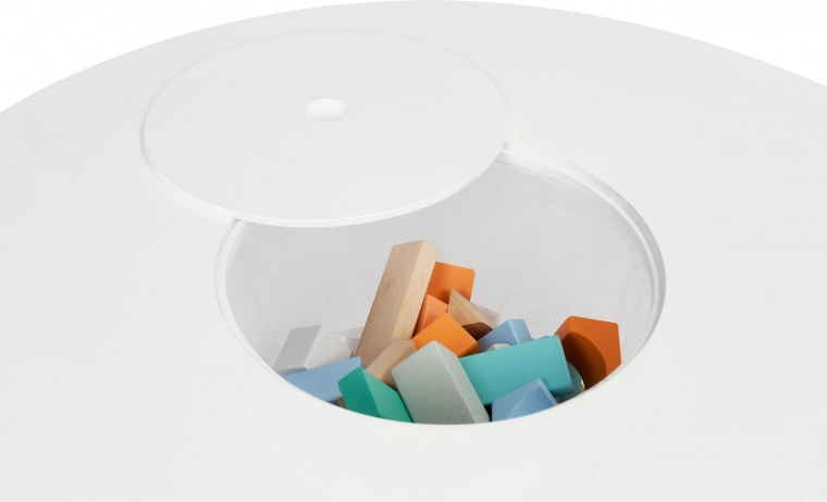 Wbudowany schowek pod pokrywą