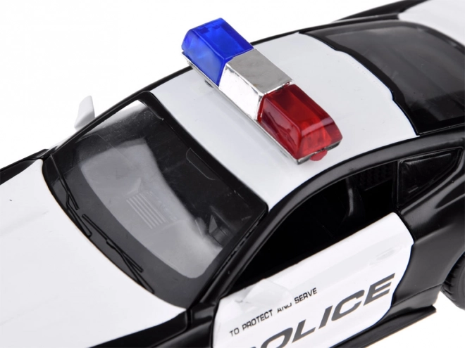 Metalowe policyjne auto Ford Shelby GT350 w skali 1:32 z efektami świetlnymi sygnałów