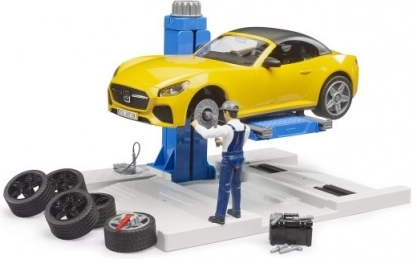 Bruder serwis samochodowy z roadsterem i mechanikiem