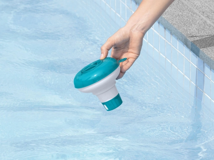 Równomierna dystrybucja na powierzchni wody