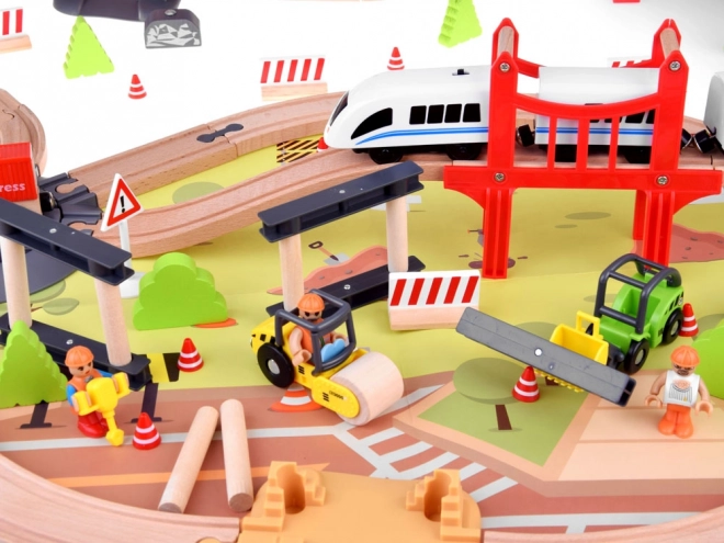 Drewniana kolejka dla dzieci z bazą transportową i dźwigiem