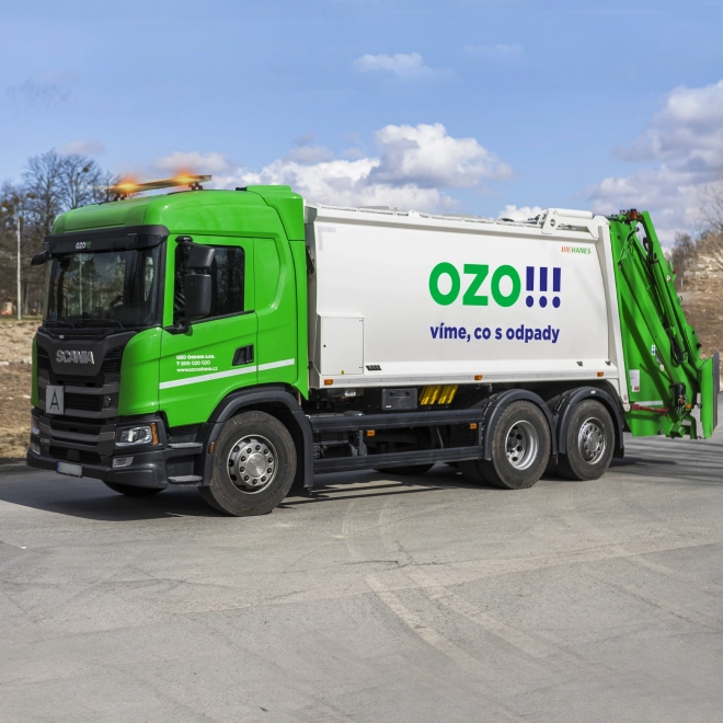 Śmieciarka z logo OZO