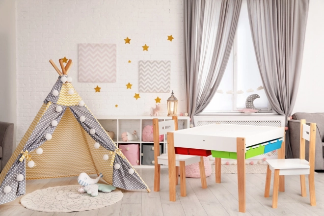 ECOTOYS Drewniany stół dziecięcy z płyta do gry i dwoma krzesłami
