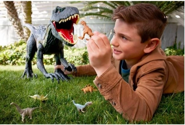 Kolosalna figurka Indoraptora z Jurassic World
