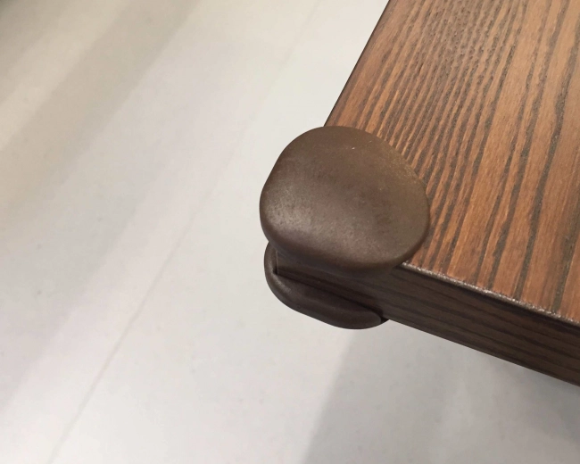 Dyskretny brązowy design