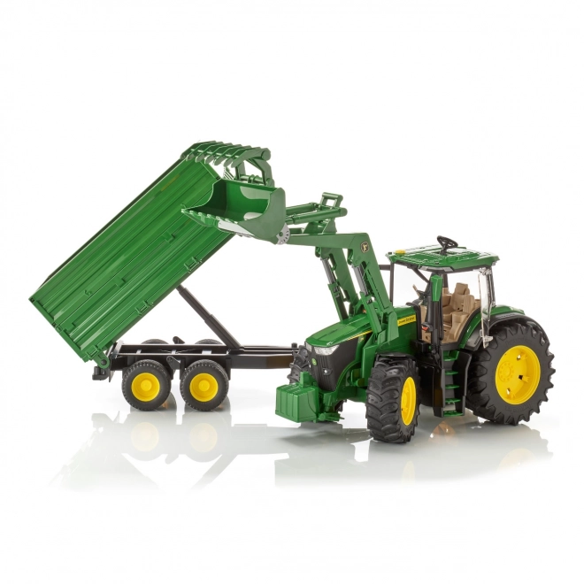 Traktor John Deere 7R z ładowaczem czołowym i przyczepą