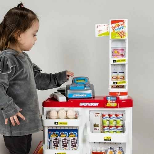 Supermarket z kasą, koszykiem na zakupy i dodatkami
