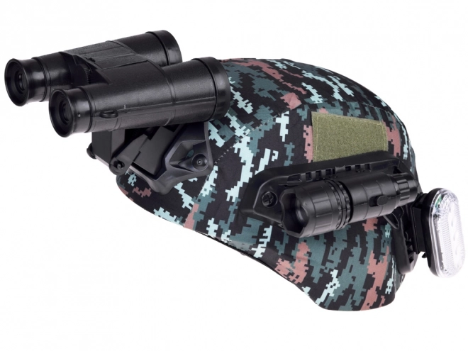 Zestaw sprzętu wojskowego z hełmem, lornetką i walkie-talkie