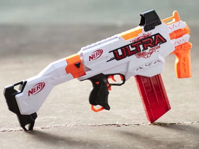 Duży pistolet automatyczny Nerf Ultra Focus z nabojami