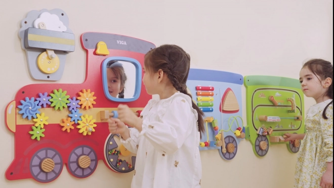 Drewniana ścienna tablica manipulacyjna w kształcie pociągu VIGA