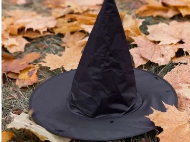 Czarny kapelusz czarownicy na Halloween