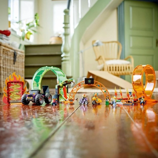 Monster truck i 7 minifigurek na wielkie show