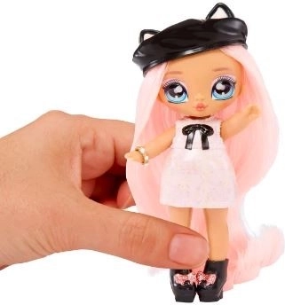 Urocza mini laleczka gotowa do zabawy