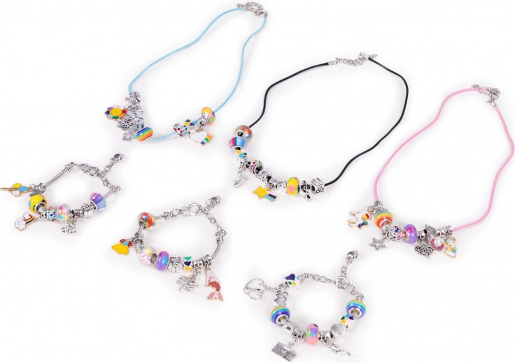 Kolorowe koraliki i czarodziejskie zawieszki