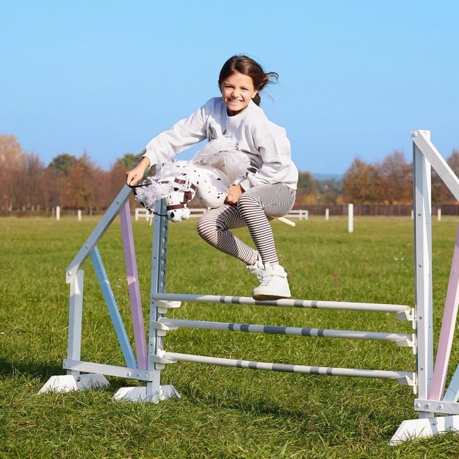 Koń na kijku Hobby Horse z kolekcji HOPPIHORSE Sport Edition w kolorze białego lamparta