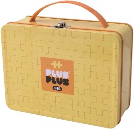 Metalowa walizka w podróż i do domu