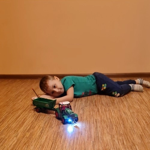 Zdalnie sterowany traktor Kruzzel z przyczepą