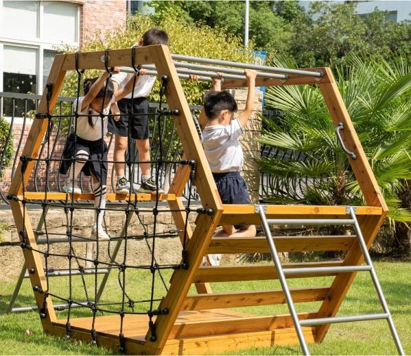 Połączenie drewna, metalu i liny