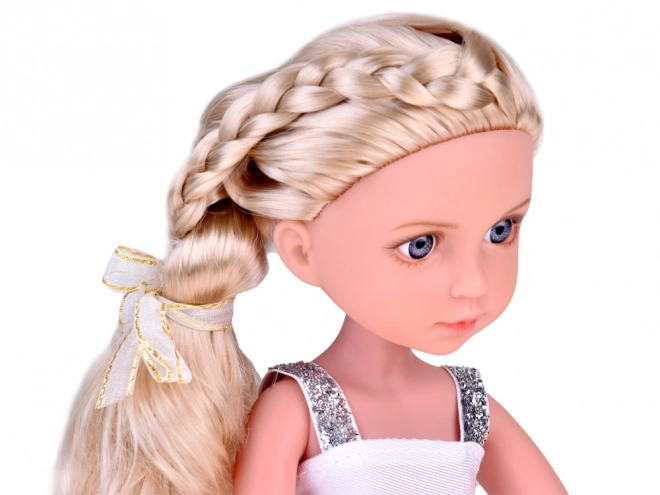 Elegancka stylowa lalka z kapeluszem i długimi blond włosami